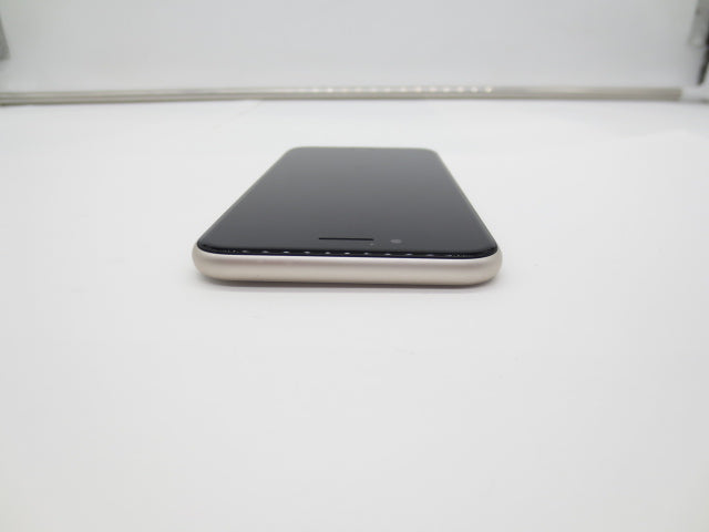 【中古】Apple iPhoneSE 第3世代 64GB A2782 MMYD3J/A スターライト SIMフリー 利用制限○ バッテリー81% 初期化済み